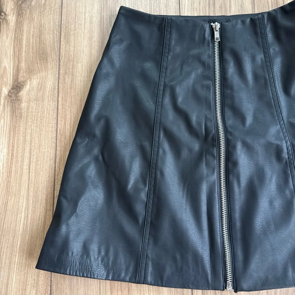 Divided By H.M  Womens  Faux Leather Mini Skirt  Black With Silver Zipper Size 0